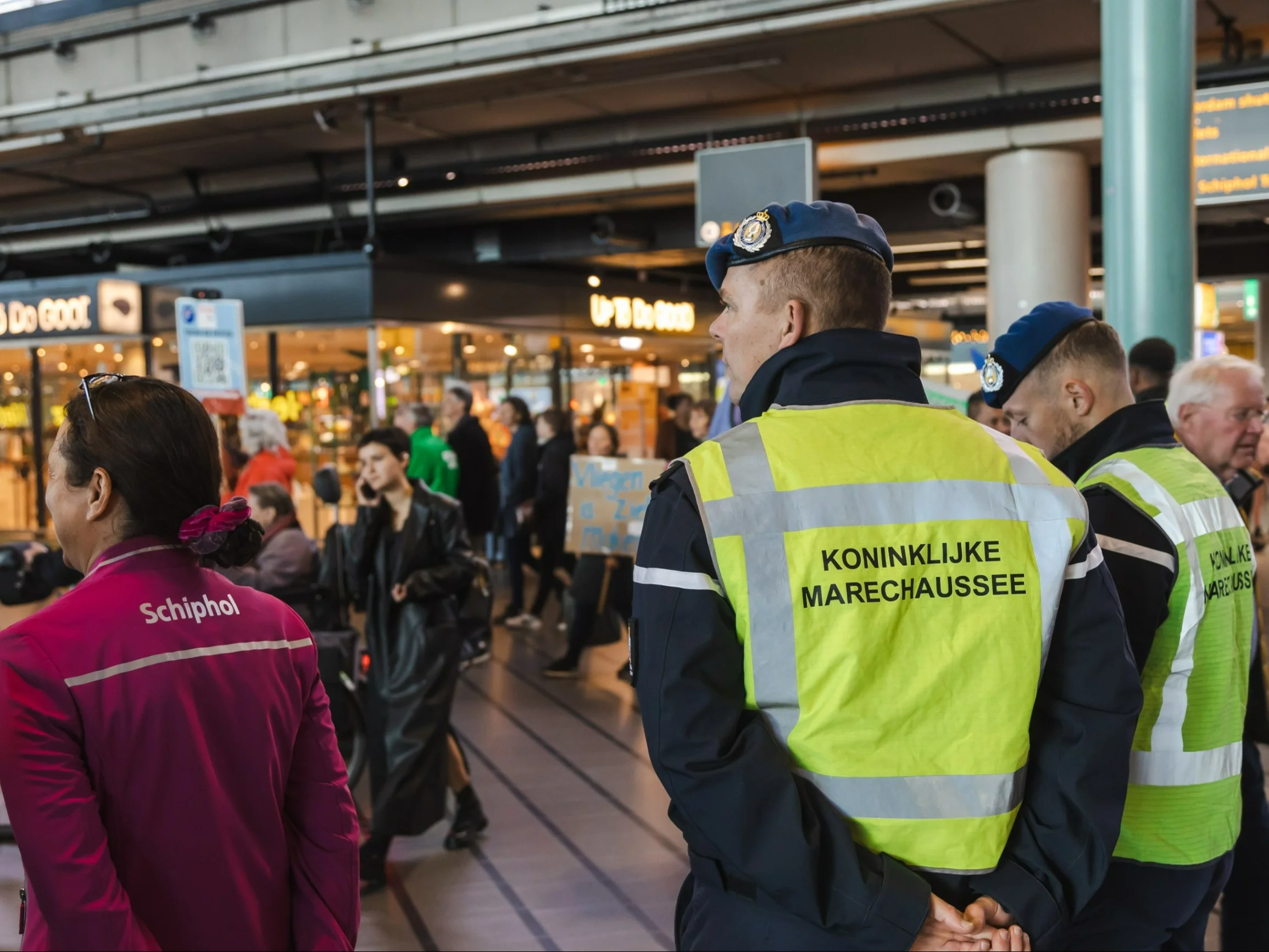 Służby na lotnisku w Amsterdamie