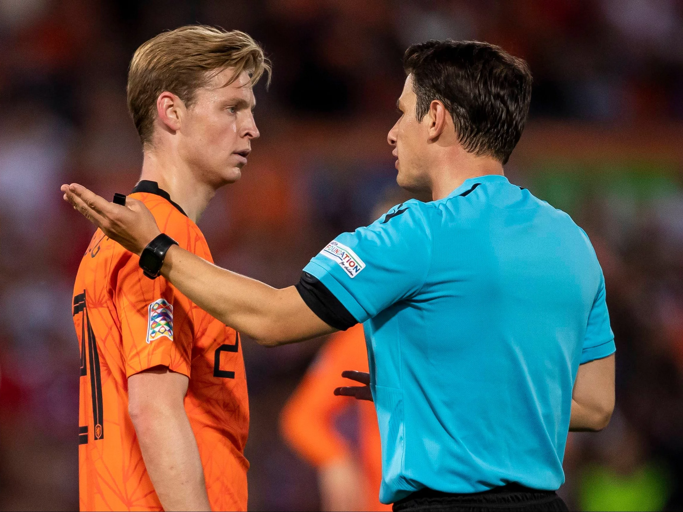 Frenkie de Jong i sędzia w meczu Holandia – Polska