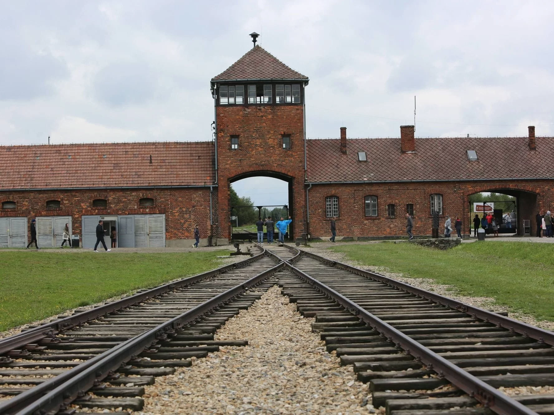 Brama i rampa kolejowa w obozie Auschwitz II- Birkenau