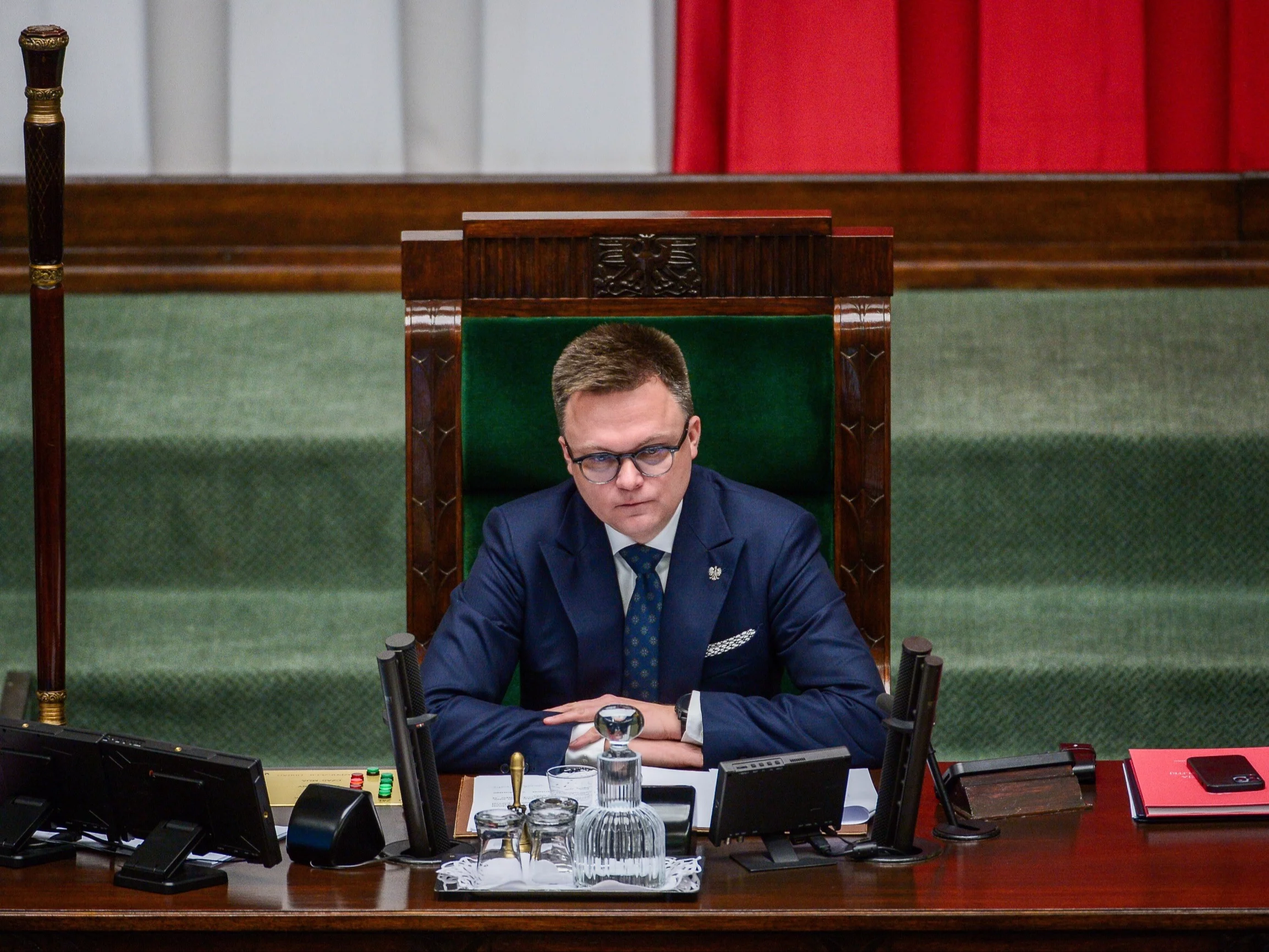 Marszałek Sejmu Szymon Hołownia na sali obrad Sejmu w Warszawie