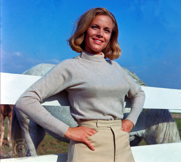 Honor Blackman jako Pussy Galore w filmie „Goldfinger” (1964)