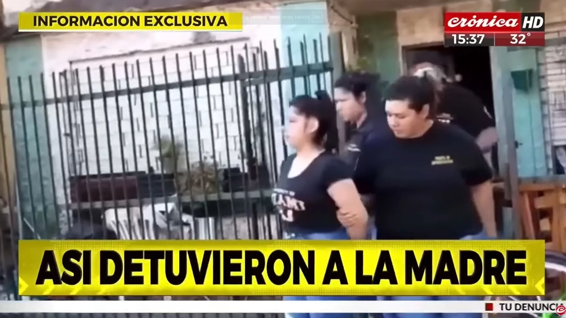 Vanesa Mansilla wyprowadzana z domu przez policjantki