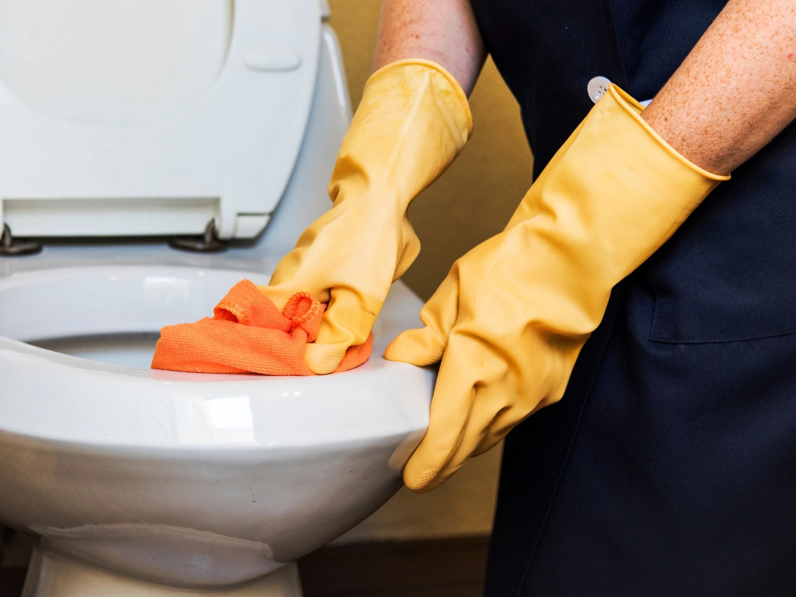 Hotelowy trik w praktyce – domowa mieszanka z octu, soli i płynu do prania sprawia, że toaleta lśni czystością i pachnie jak w luksusowym hotelu