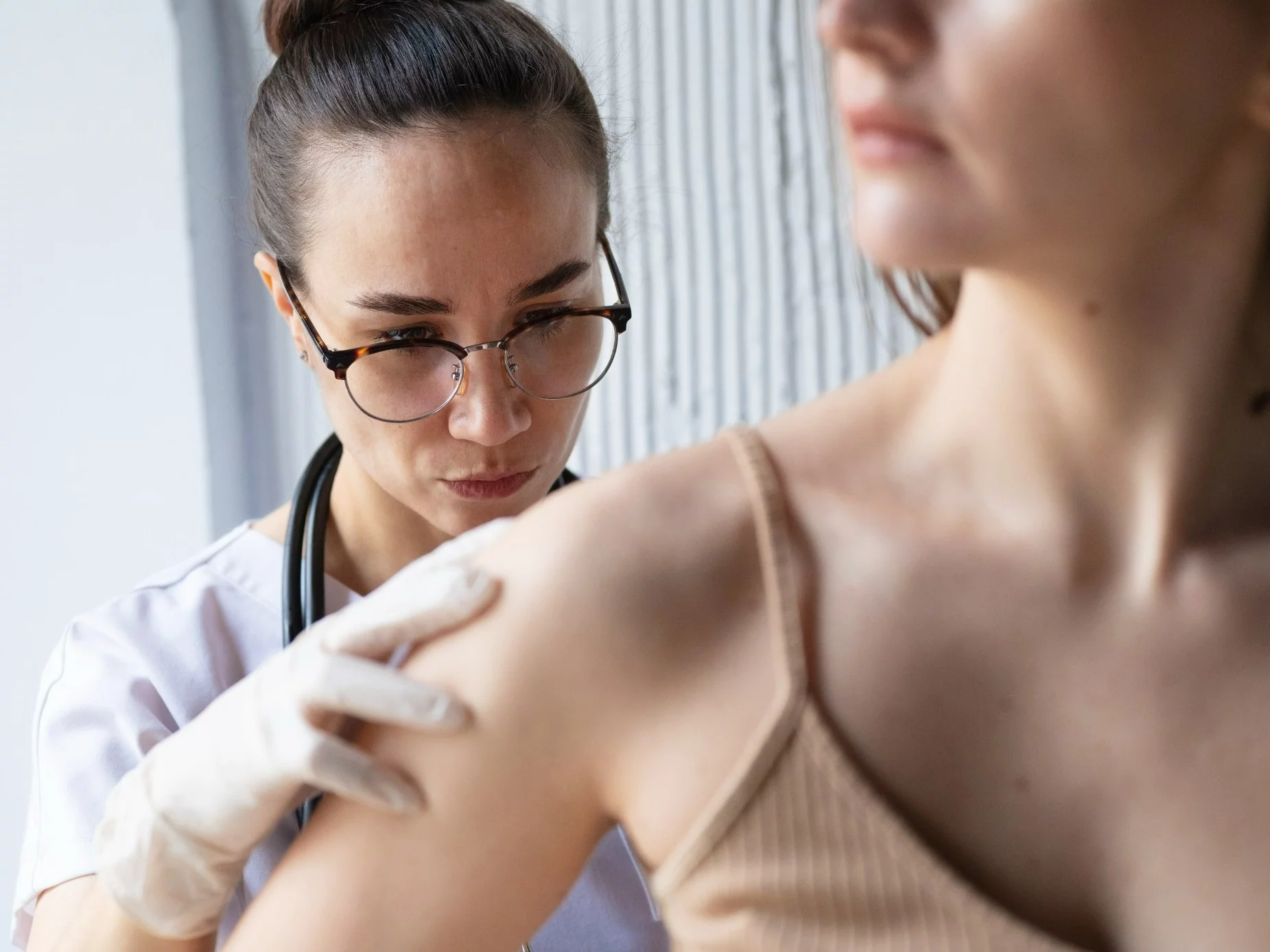 HS atakuje skórę, ale jej skutki sięgają znacznie głębiej