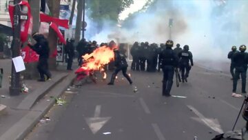 Huk petard i starcia z policją. Głośne manifestacje zwolenników i przeciwników Marine Le Pen w Paryżu