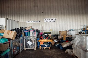 Humanitarne centrum pomocy w fabryce Skody na Ukrainie