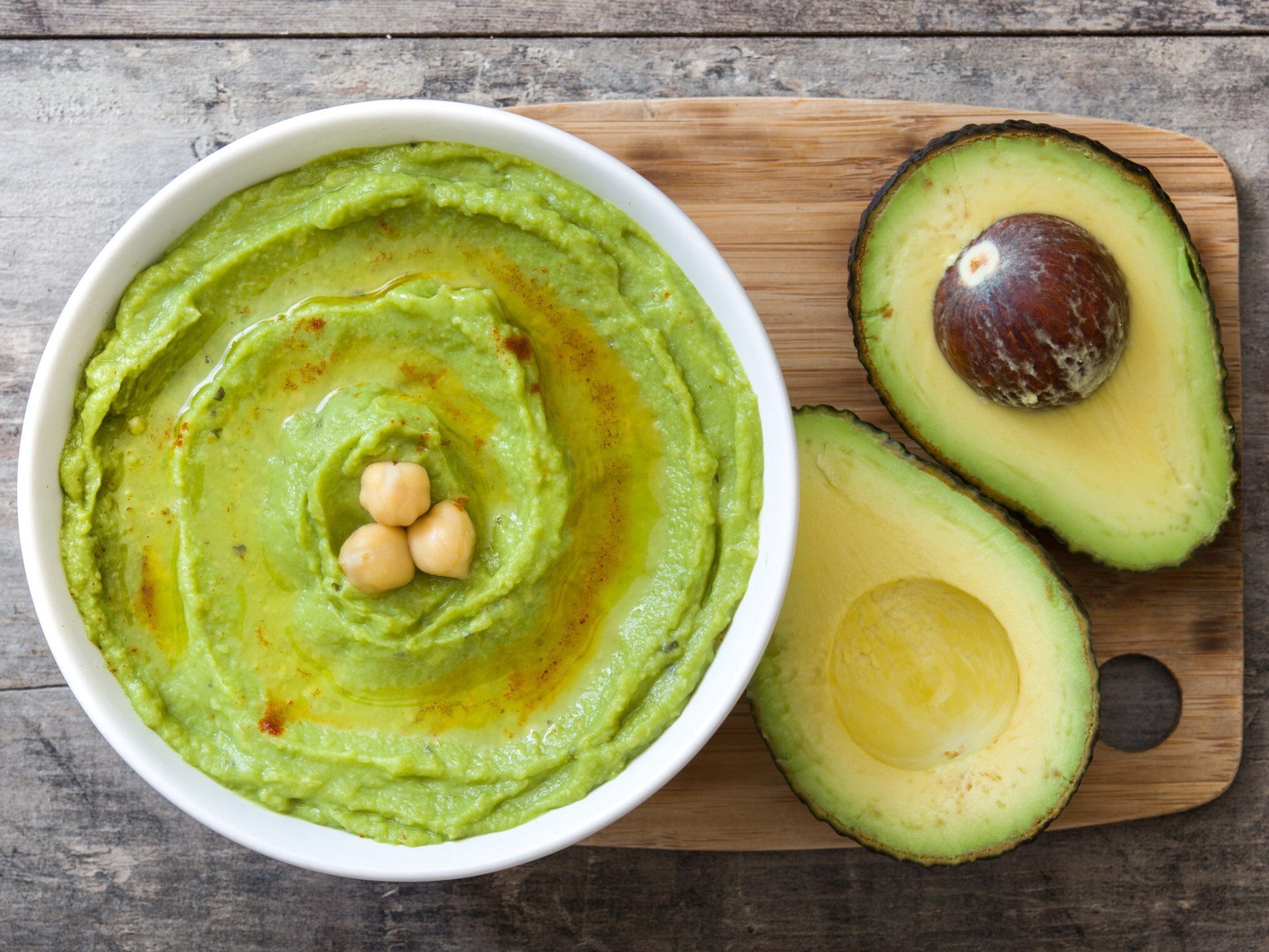 Hummus z awokado to idealne połączenie. Przygotuj na śniadanie zdrową pastę do pieczywa