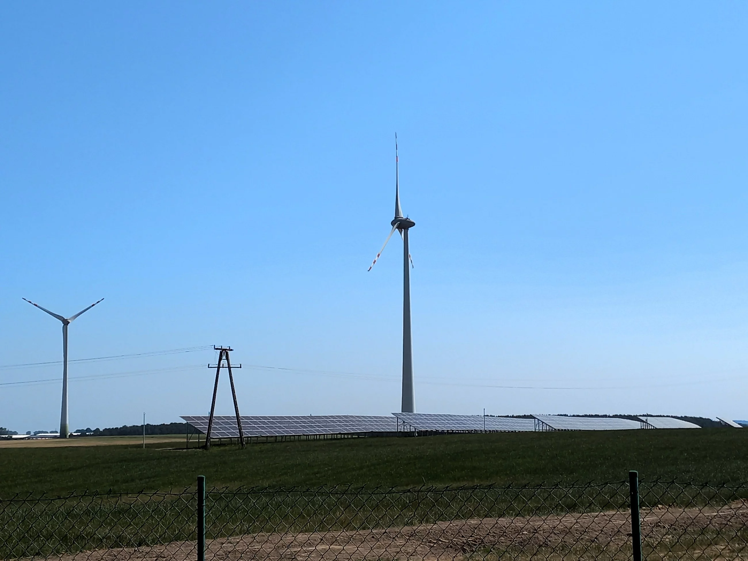 Nowa instalacja fotowoltaiczna na terenie farmy wiatrowej w Darżynie