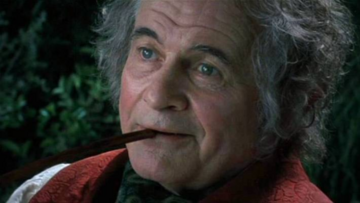 Ian Holm jako Bilbo Baggins w filmie „Władca pierścieni: Drużyna Pierścienia”