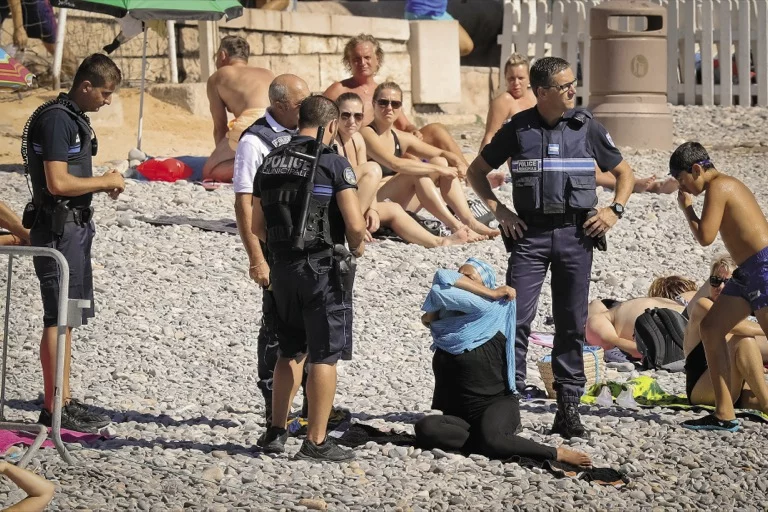 Patrol na śródziemnomorskiej plaży