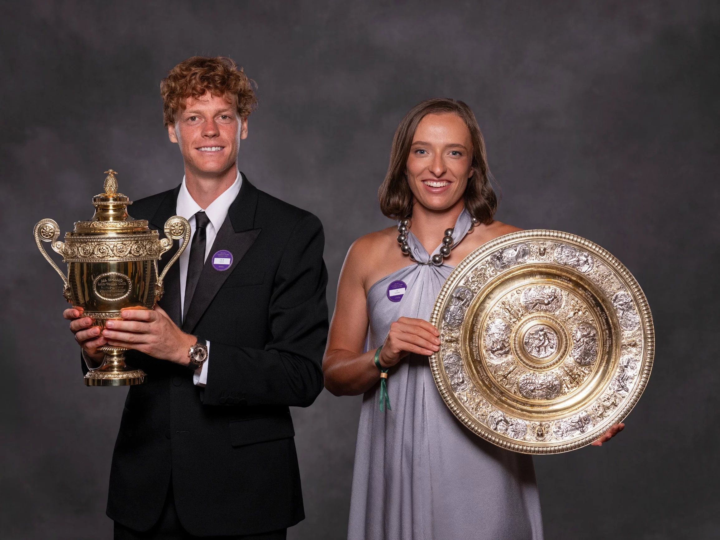 Jannik Sinner i Iga Świątek z trofeami za wygranie Wimbledonu