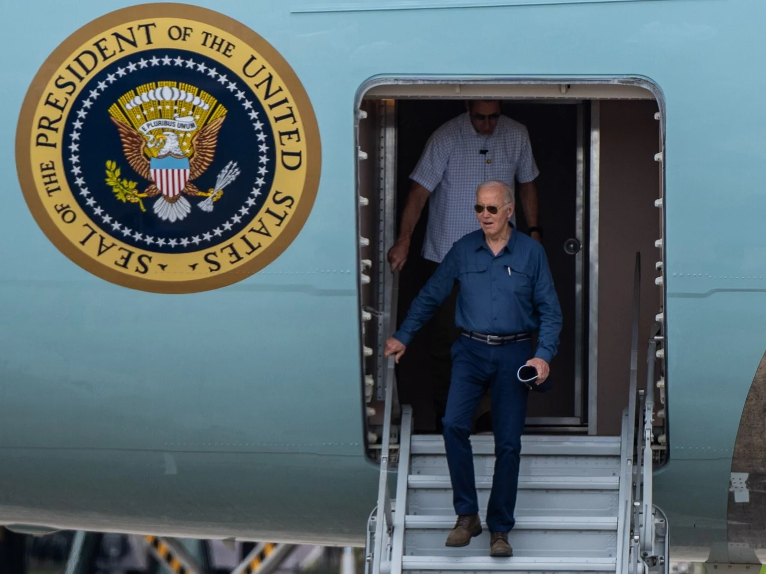 Prezydent Joe Biden schodzi z pokładu Air Force One