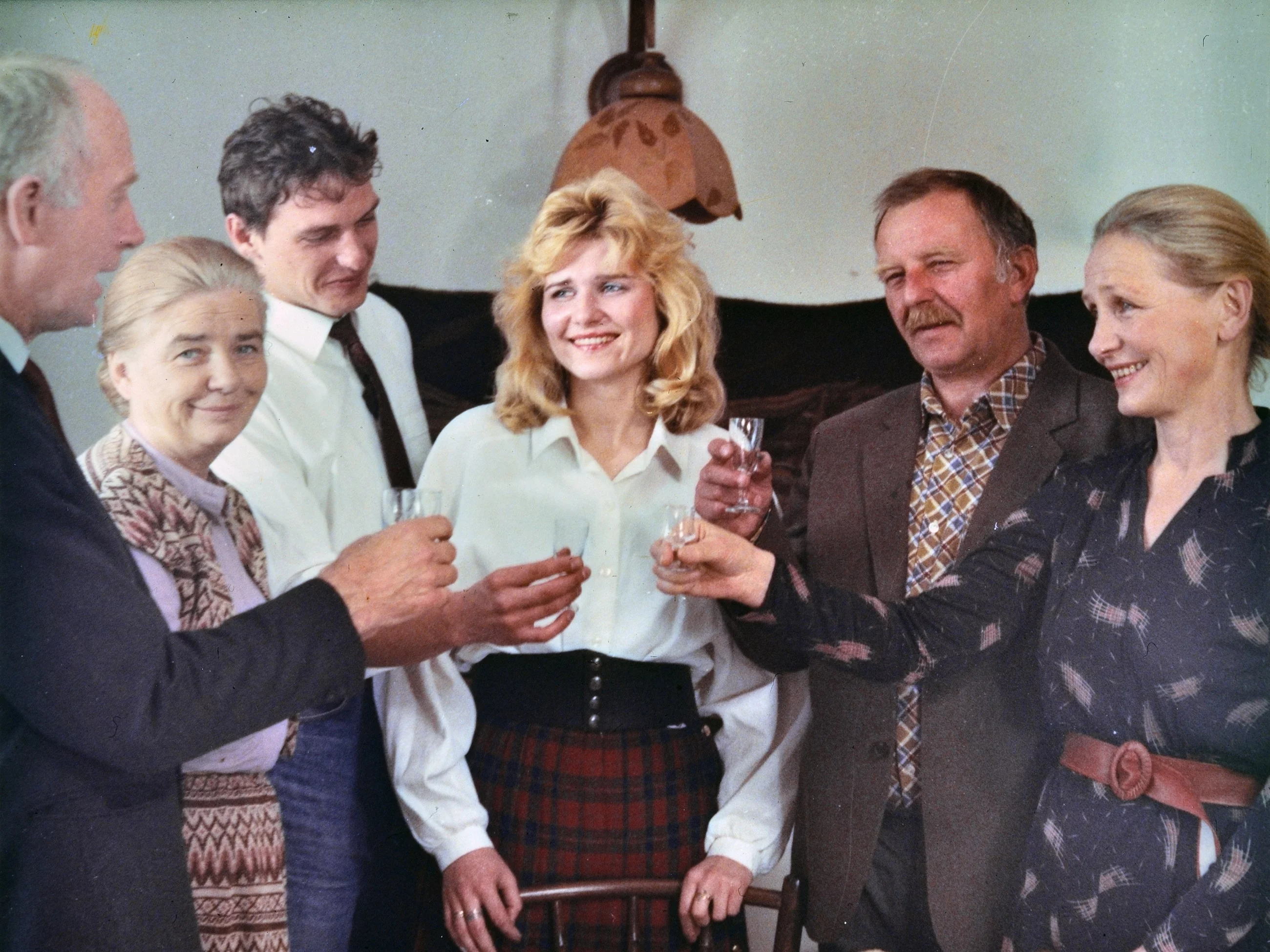 1989. Kadr z filmu „Galimatias, czyli kogel-mogel II” w reżyserii Romana Załuskiego; n/z od lewej: Ferdynand Matysiak, Katarzyna Łaniewska, Dariusz Siatkowski, Grażyna Błęcka-Kolska, Jerzy Turek, Anna Milewska