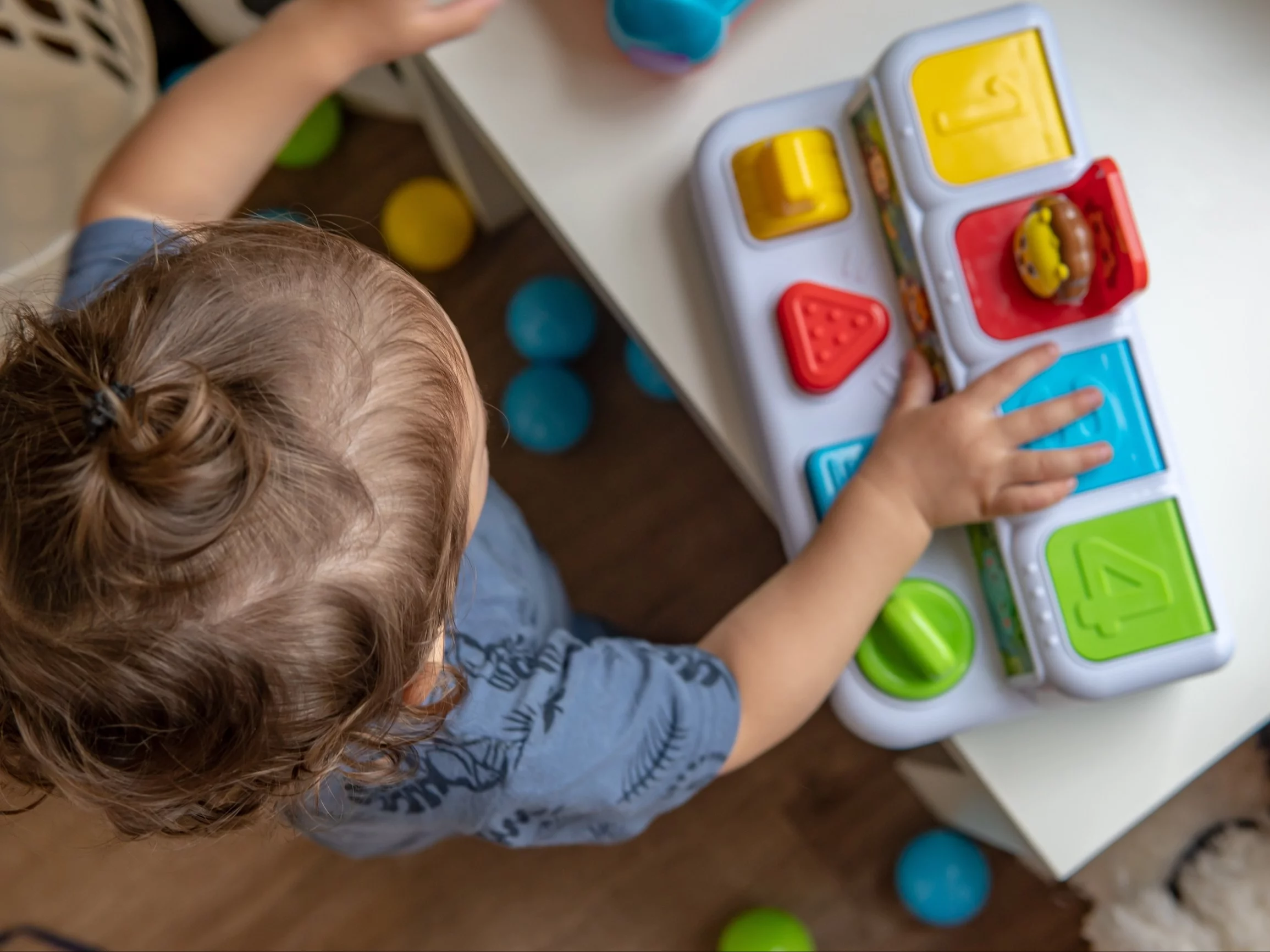 Brudny 2-latek błąkał się po ulicy i pił wodę z kałuży. Ojciec był pijany
