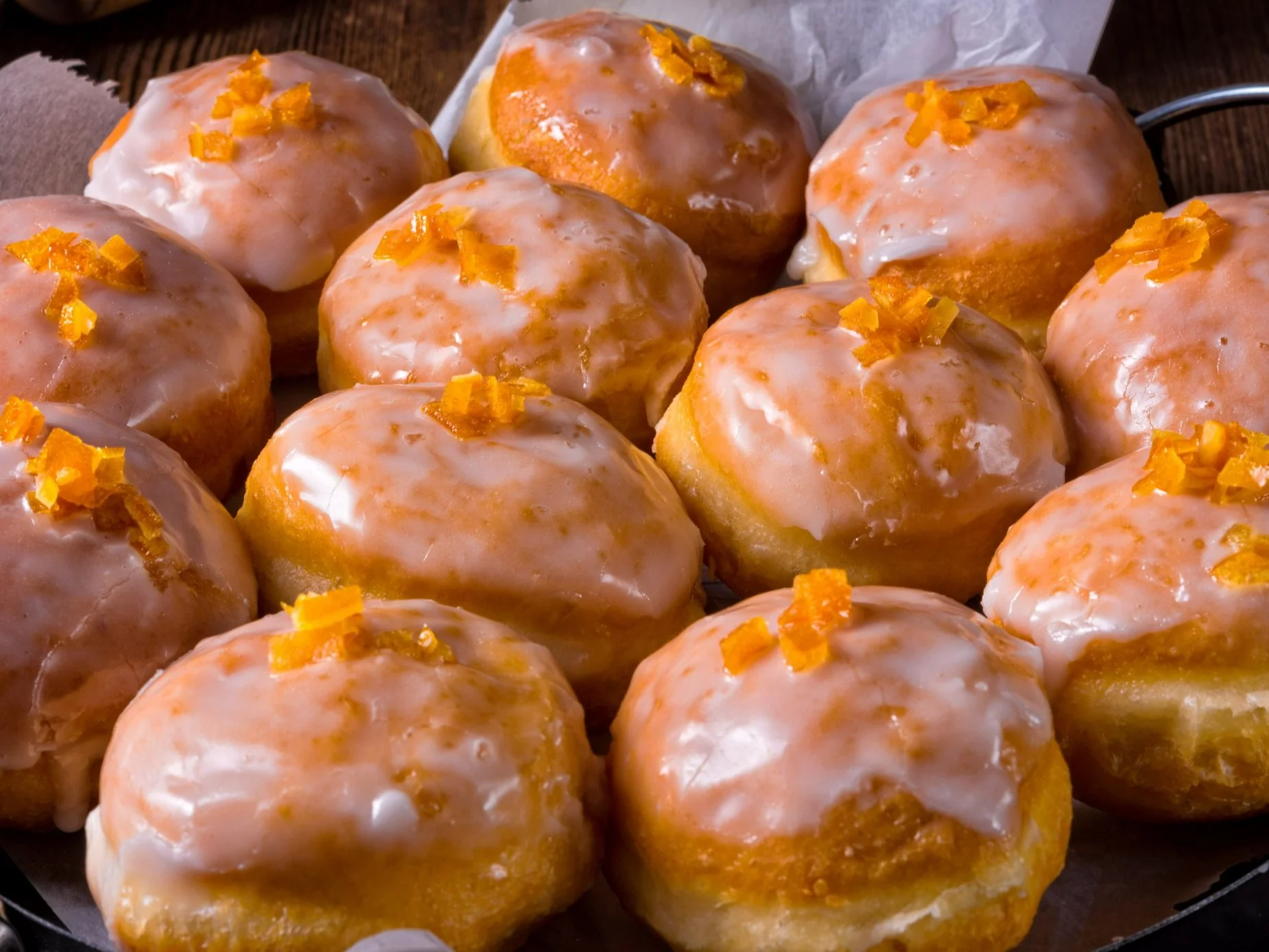 Pączki za grosze? Znane sklepy prześcigają się w ofertach. Żabka kusi ekspresową dostawą