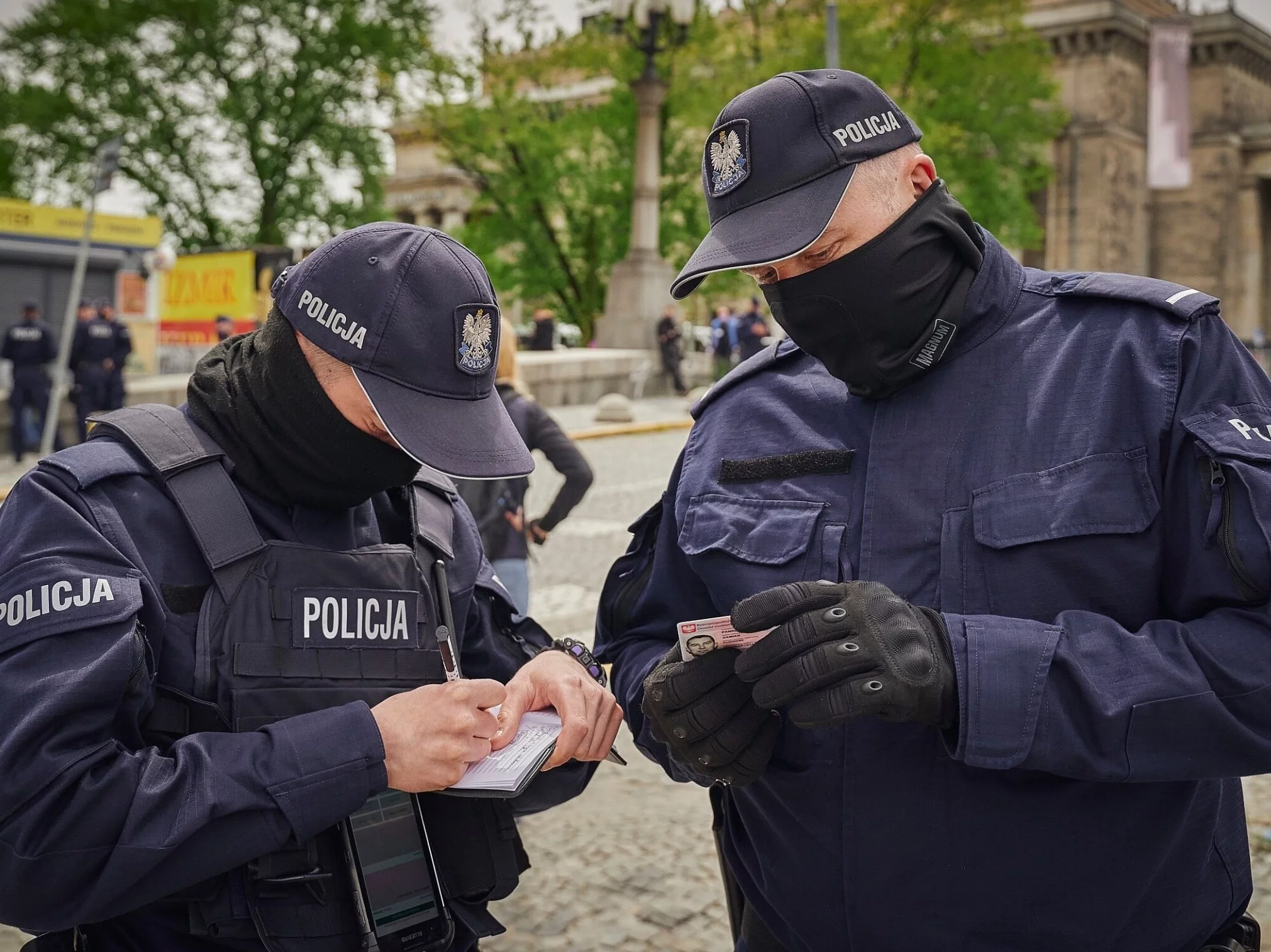 Policjanci wystawiający mandaty