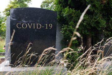 Ile osób zmarło w czasie pandemii COVID-19?