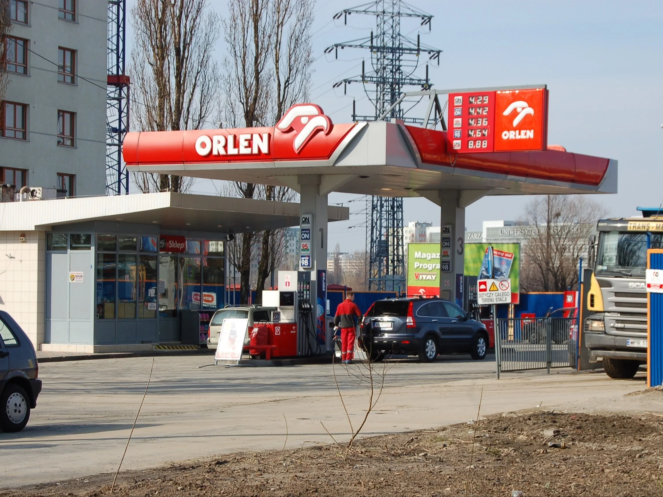 Tyle zarabia kasjer na stacji Orlen. Na start 4,5 tys. zł i to choćby bez doświadczenia