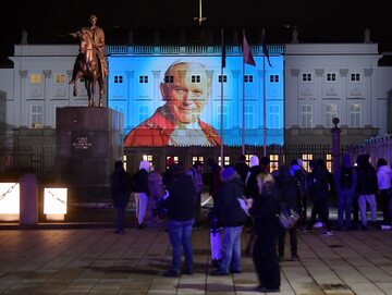 Iluminacja przedstawiająca papieża św. Jana Pawła II na Pałacu Prezydenckim w Warszawie