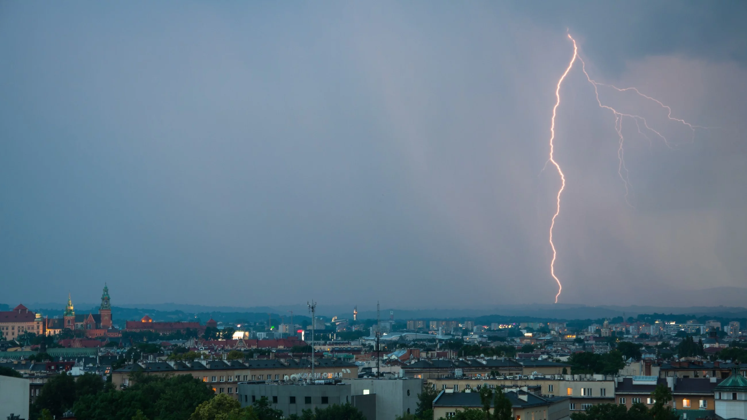 Burzowa aura w Krakowie, zdjęcie ilustracyjne