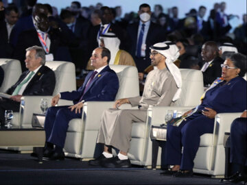 Inauguracja szczytu COP27, od lewej: sekretarz generalny ONZ Antonio Guterres, prezydent Egiptu Abd al-Fattah as-Sisi, władca emiratu Abu-Zabi szejk Muhammad ibn Zajid Al Nahajjan i premier Barbadosu Mia Mottley