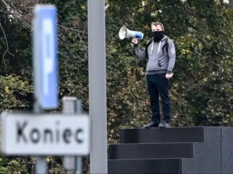 Mężczyzna na pomniku smoleńskim na placu Piłsudskiego w Warszawie, 14 października