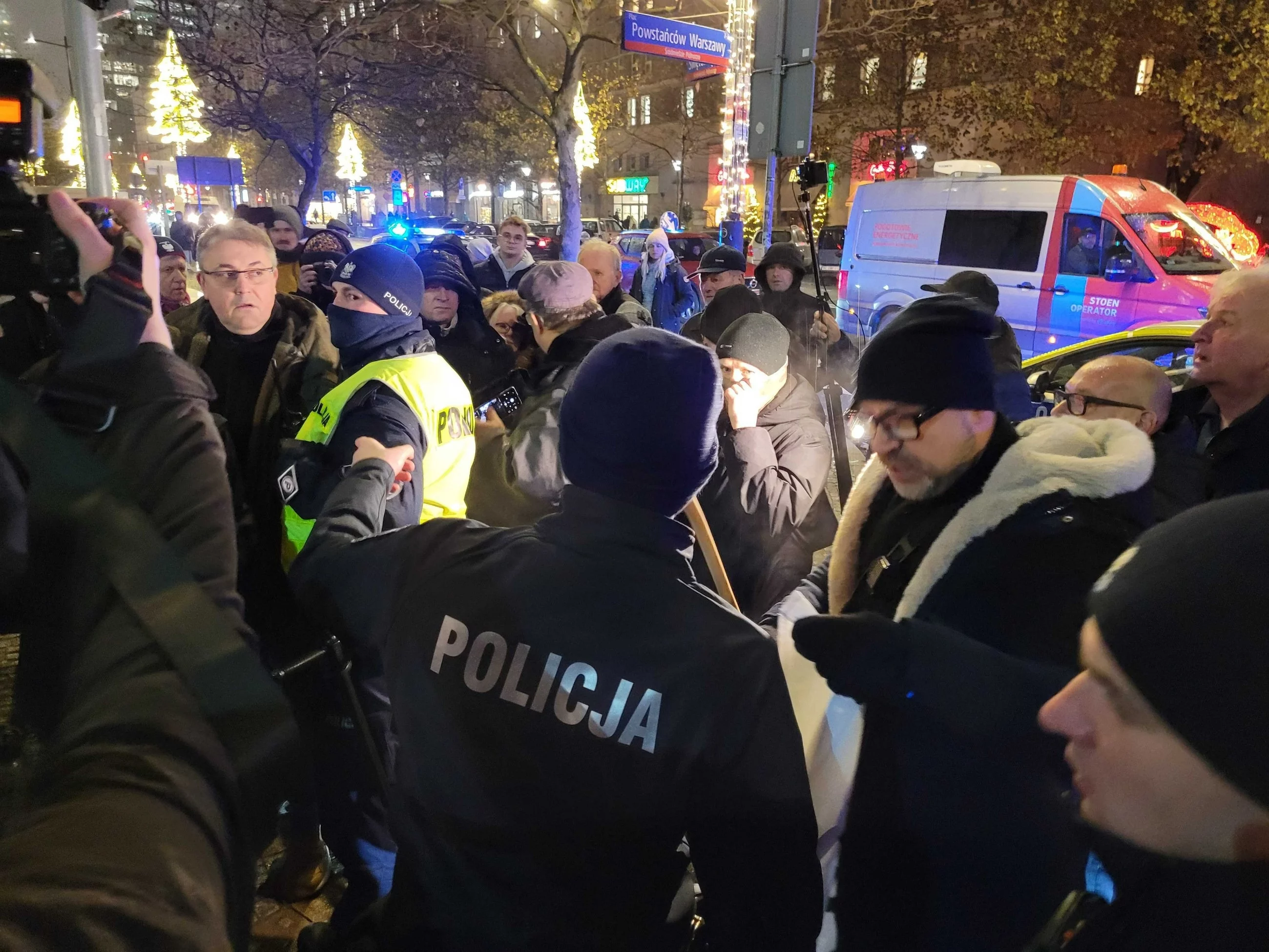 Mężczyzna z flagą z ośmioma gwiazdkami na demonstracji przed TVP