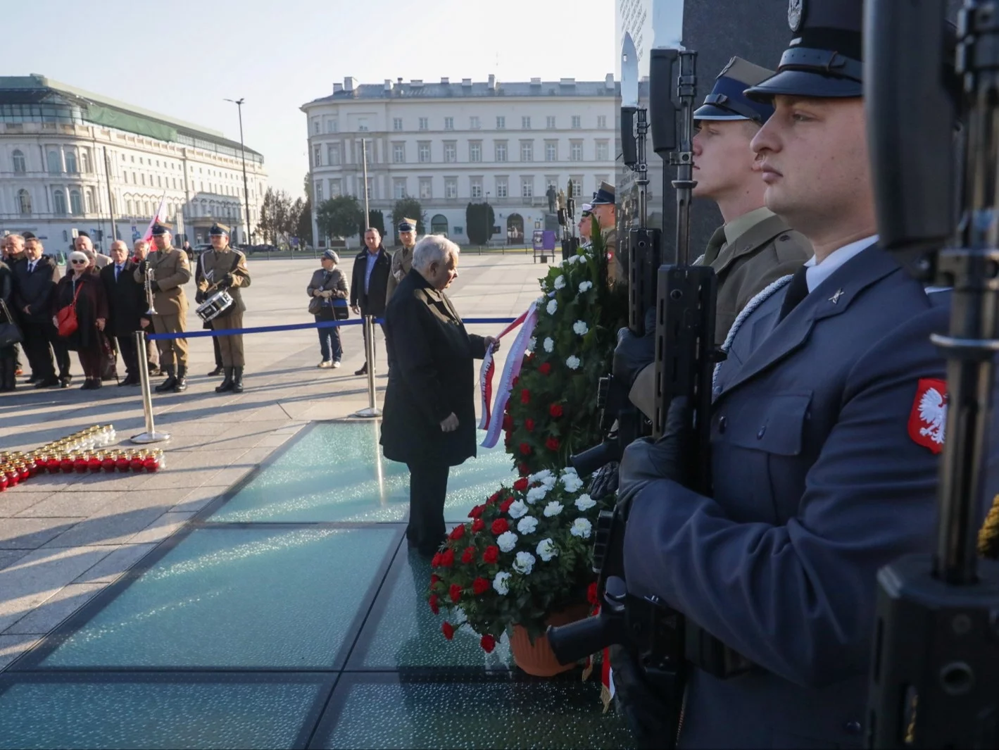 Prezes Prawa i Sprawiedliwości Jarosław Kaczyński złożył kwiaty pod pomnikiem Ofiar Tragedii Smoleńskiej na pl. Piłsudskiego w Warszawie