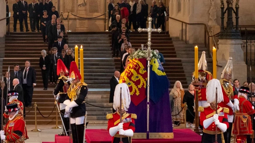 Trumna z ciałem Elżbiety Ii wystawiona w Westminster Hall