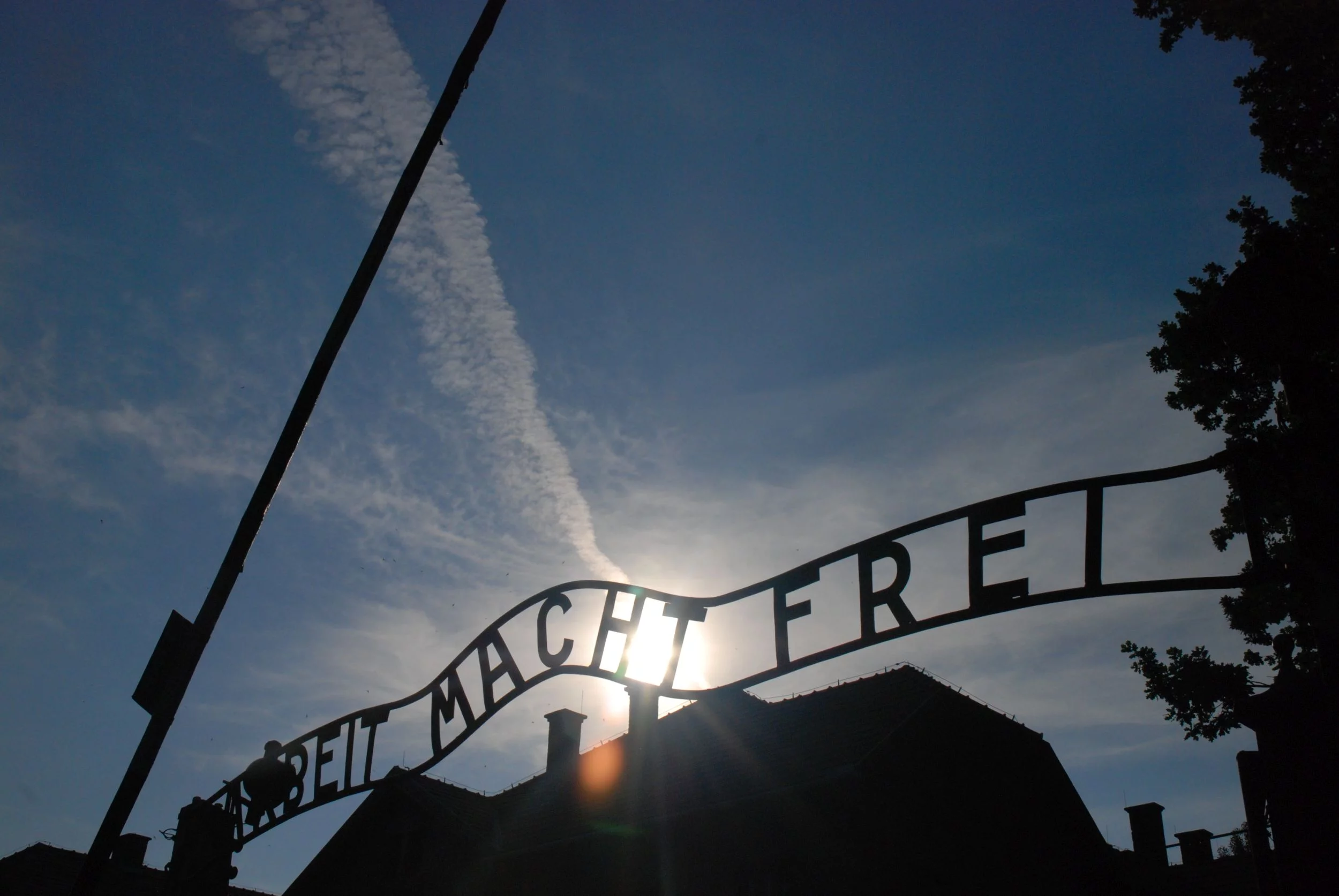 Brama z napisem „Arbeit Macht Frei” w Auschwitz