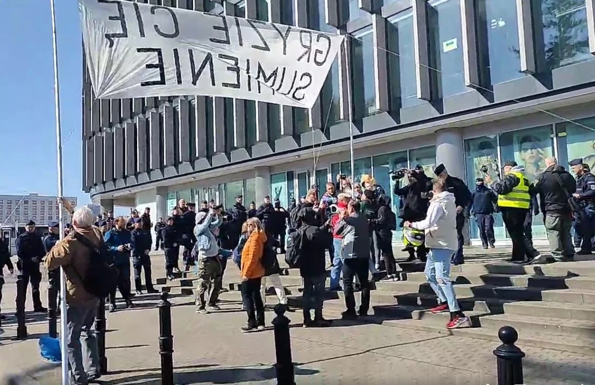 Protest Lotnej Brygady Opozycji, 10 maja