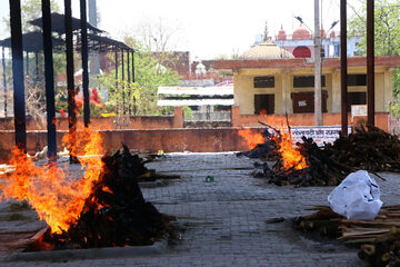 Indie. Masowe kremacje zwłok osób chorych na COVID-19