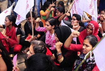 Indie. Protestujące kobiety
