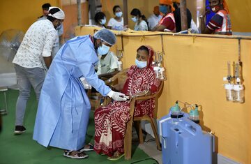 Indie, szpital w Kalkucie. Kobieta otrzymuje tlenoterapię