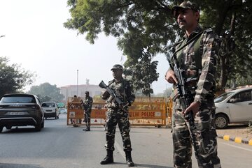 Indyjski personel bezpieczeństwa stoi na straży w pobliżu gmachu parlamentu w New Delhi w Indiach, 13 grudnia 2023