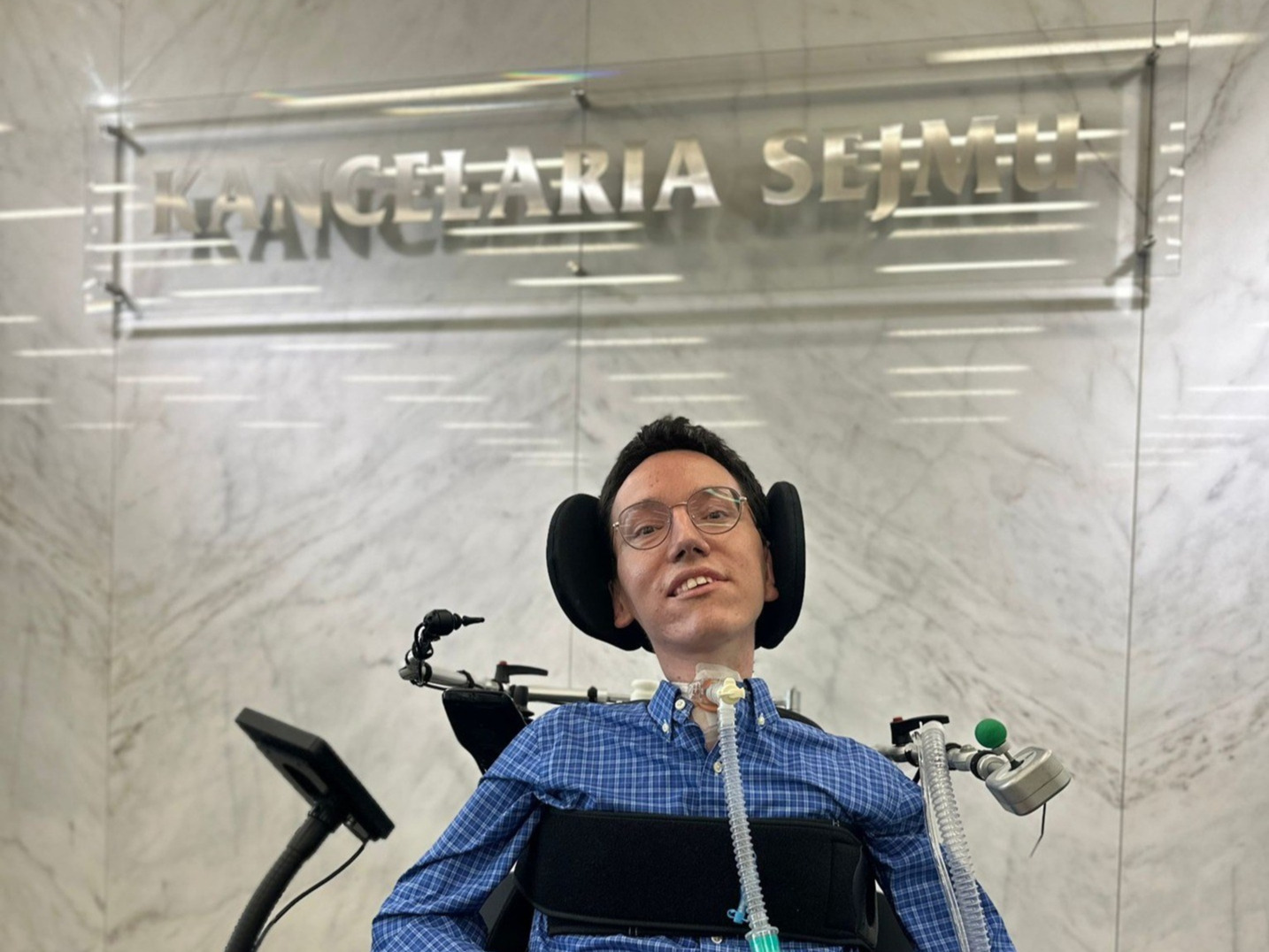 Influencer nie gryzł się w język po wizycie w Sejmie. „Potraktowany jak śmieć”