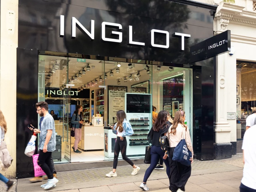 Inglot tłumaczy otwarte salony w Rosji