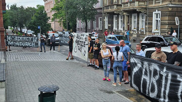 Inowrocław. Milczący protest przed komendą policji