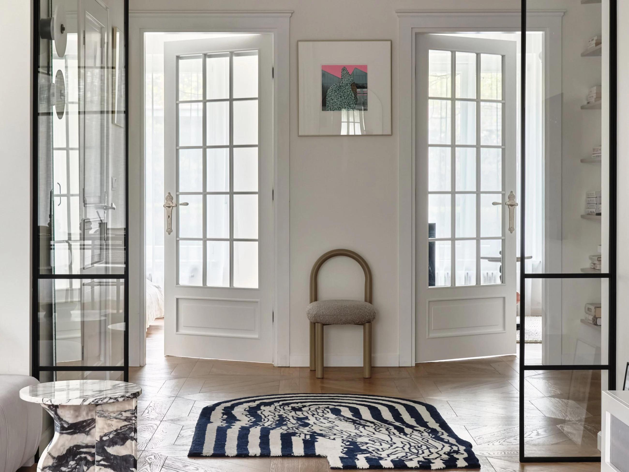 Apartament na Mokotowie zaprojektowany przez Agatę Kasprzyk-Olszewską z Loft Factory łączy codzienną funkcjonalność z francuską elegancją