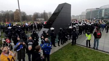 Interwencja policji przy pomniku smoleńskim. Protestujący dotarli na Żoliborz, ogromne siły służb