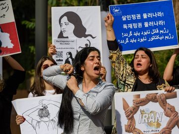 Irańska kobieta skanduje hasła, obcinając włosy podczas protestu przeciwko śmierci Mahsy Amini przed ambasadą Islamskiej Republiki Iranu w Seulu