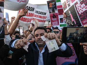 Irański protestujący podarł swój paszport podczas protestu po śmierci Mahsy Amini, Stambuł