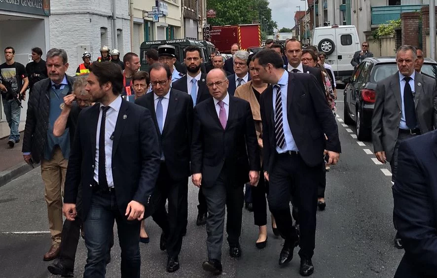 Francois Hollande oraz Bernard Cazeneuve w Saint-Étienne-du-Rouvray