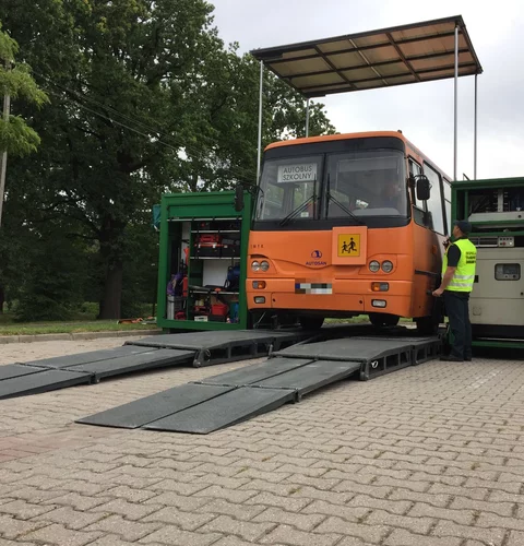 Kontrola autobusu szkolnego przez ITD