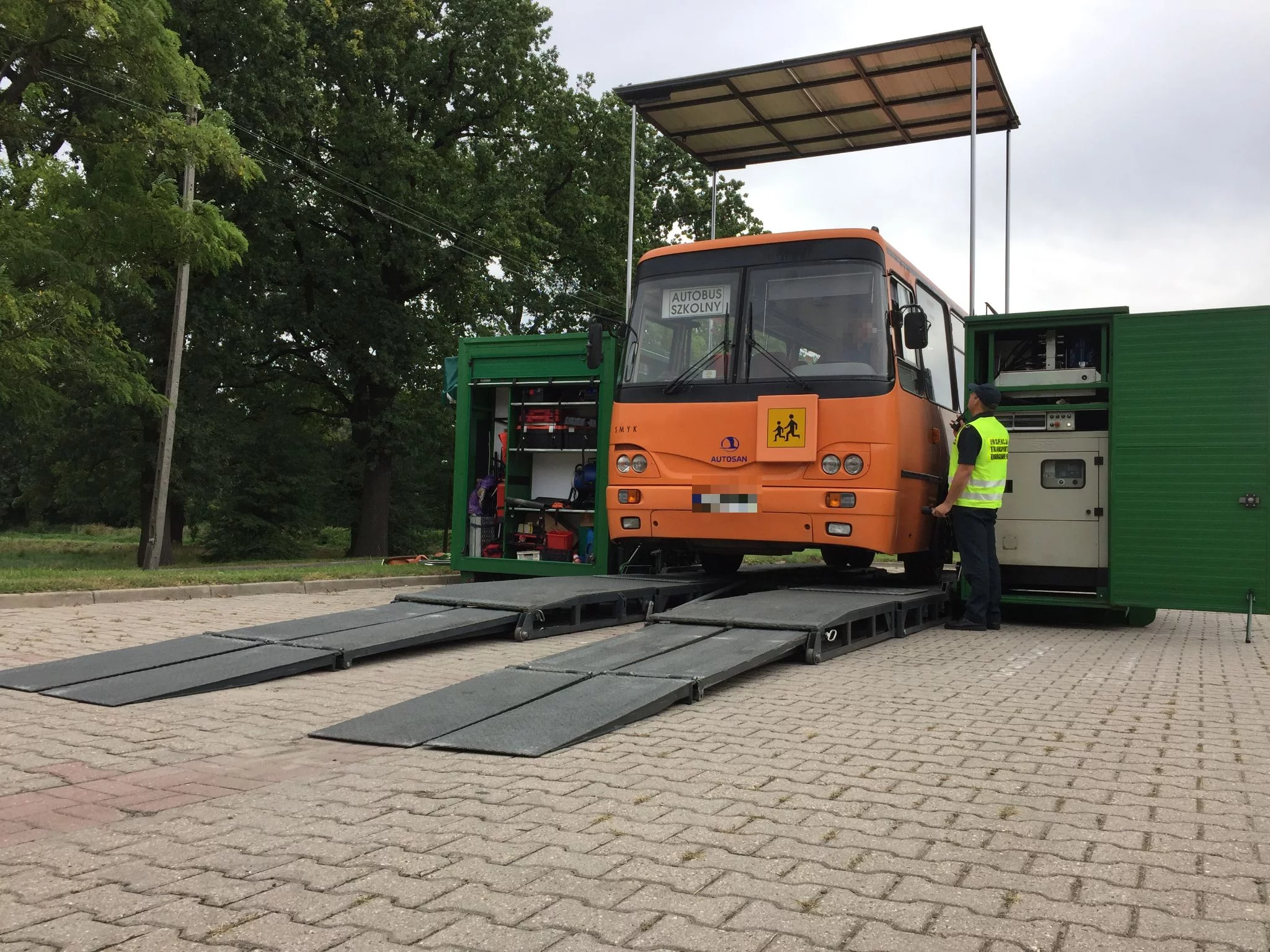 Kontrola autobusu szkolnego przez ITD