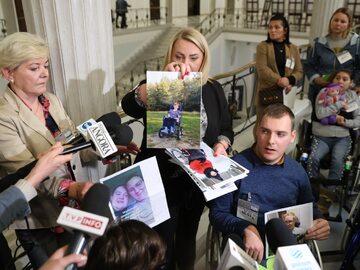 Iwona Hartwich podczas konferencji prasowej z opiekunami osób niepełnosprawnych na korytarzu Sejmu