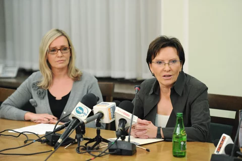 Iwona Sulik (z lewej) i Ewa Kopacz (fot. DAMIAN BURZYKOWSKI DAMIAN BURZYK / Newspix.pl )