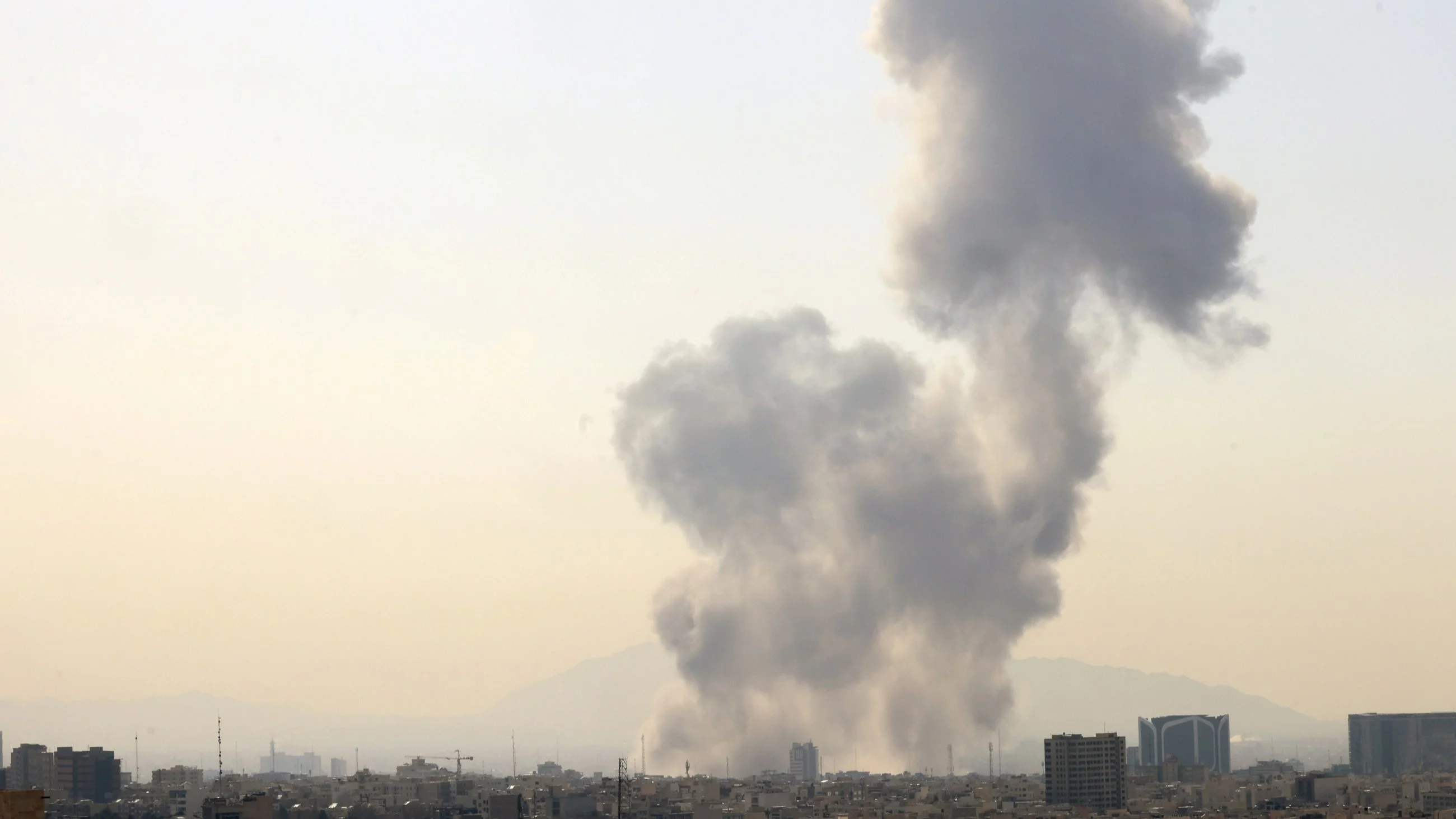 Izrael zaatakował Iran. Słychać eksplozje i widać gęsty dym