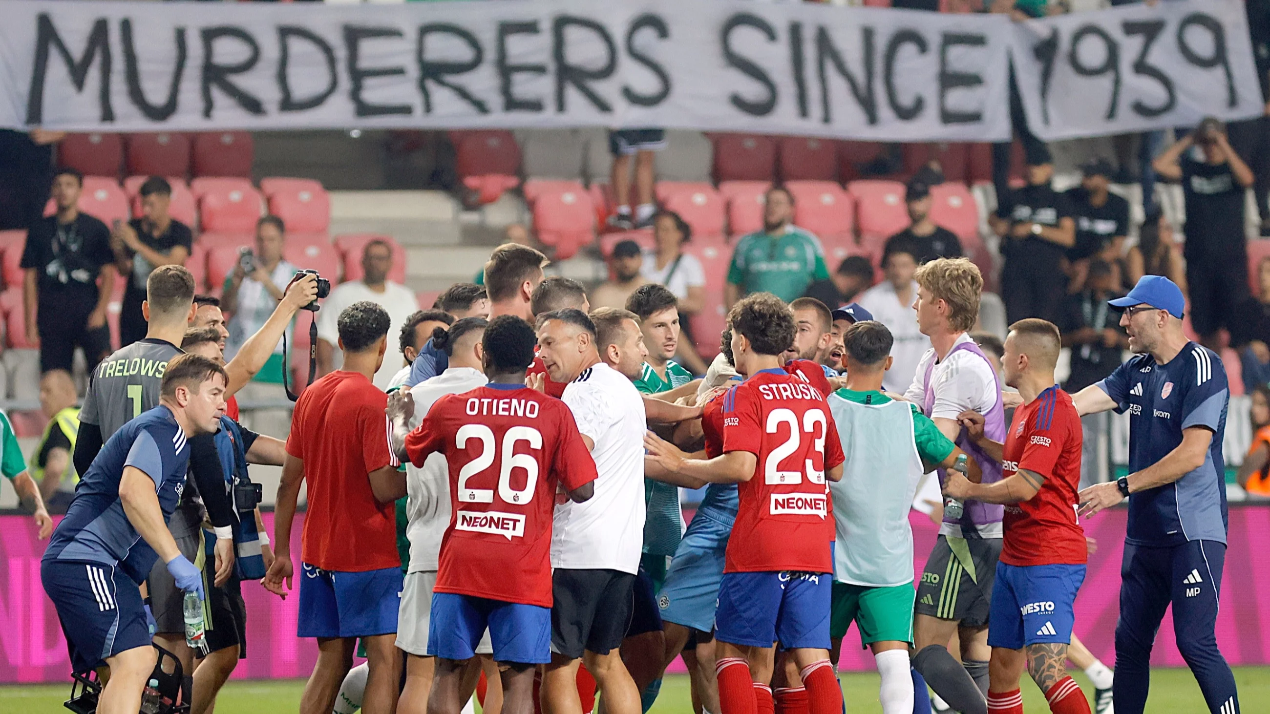 Skandaliczny transparent kibiców Maccabi w tle