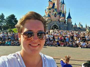 Ja i tłum turystów w Disneylandzie